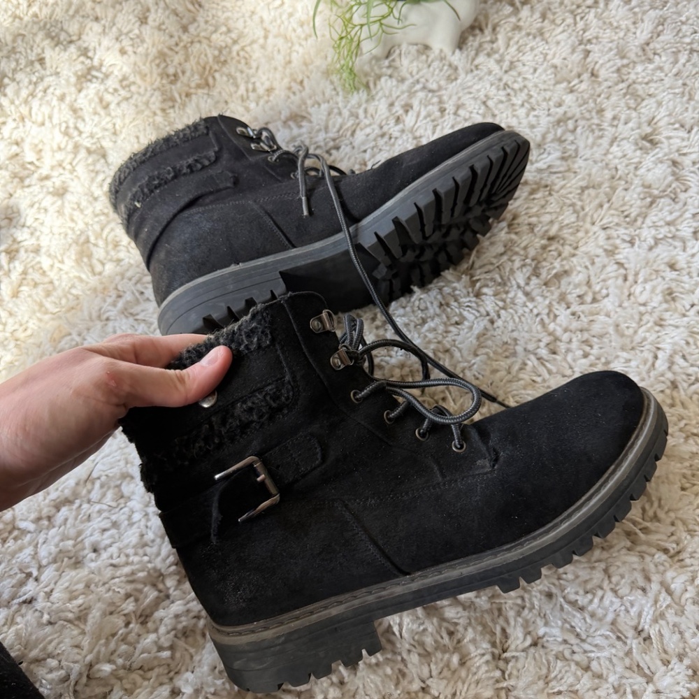 Stylish fluffy lined heavy duty stylish Black Combat Boots for Women. Elevate yo - Picture 4 of 6